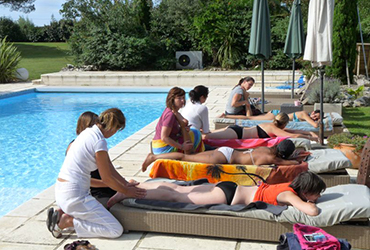Vue de la Terrasse et de la piscine chauffée du Manoir des Chanterelles près de Montauban (82)