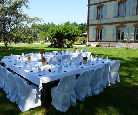 table dressée pour réception extérieur du Manoir des Chanterelles